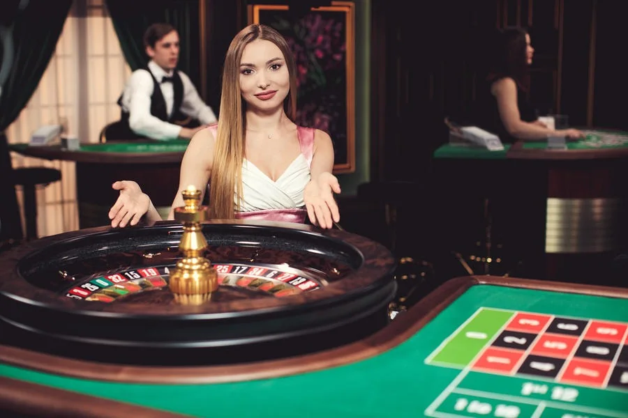 Meja permainan kasino live dengan tampilan kartu dan dealer